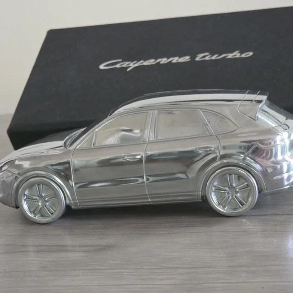 Porsche Cayenne Turbo Limited Edition 1:43 Chrome Model Car w/ Box - Picture 4 of 7